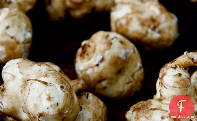 हे बेक्ड जेरूसलम आटिचोक और स्मोक्ड क्रीम सलाद