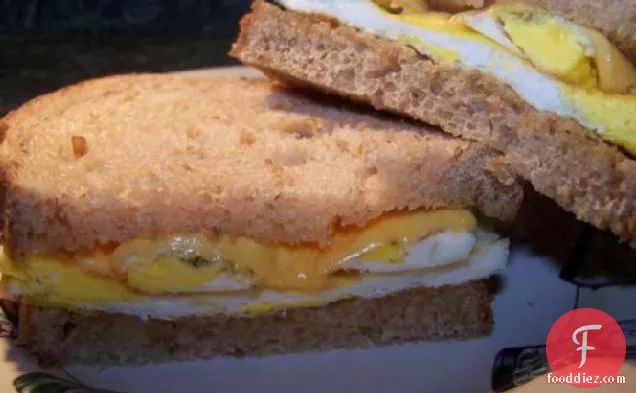 हास्यास्पद रूप से आसान, पूरी तरह से स्वादिष्ट अंडा सैंडविच