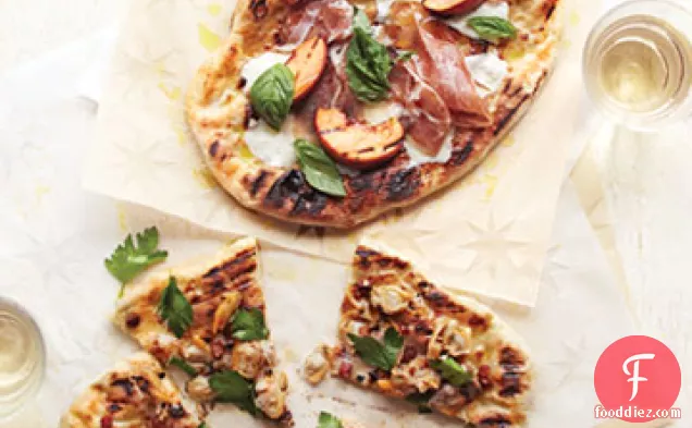 क्लैम और बेकन के साथ ग्रील्ड पिज्जा