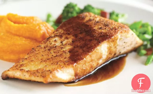 चीनी ब्रोकोली और शकरकंद प्यूरी के साथ आर्कटिक चार