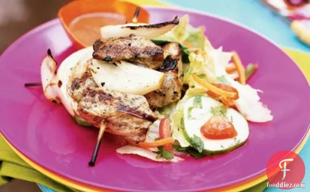 पिंचोस डी सेर्डो कोन साल्सा डी गुआबा (अमरूद की चटनी के साथ सूअर का मांस कटार)