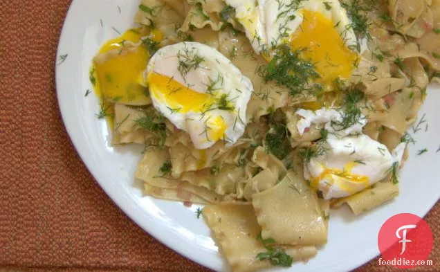 ब्राउन बटर, जड़ी-बूटियों और पके हुए अंडे के साथ फटे पास्ता शीट