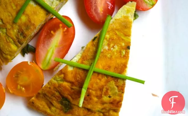 कटा हुआ स्क्वैश और जड़ी बूटी फ्रिटाटा