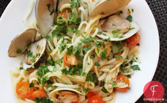 Clams with Linguini, Garlic, and Tomatoes