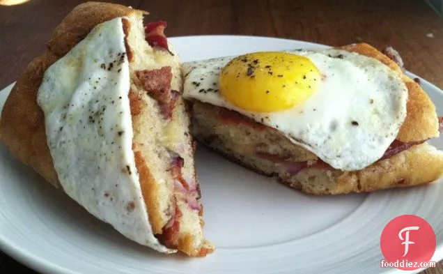 ज़ेके बेकन मेपल ग्रिल्ड चीज़ 'डि ब्रूनो ब्रदर्स हाउस ऑफ़ चीज़' से