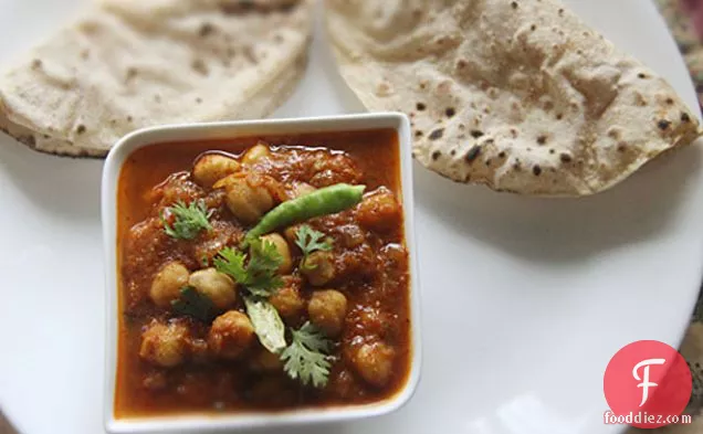 Indian Spiced Chickpea Gravy (Chole)