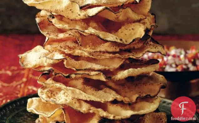 चिली-नुकीले प्याज और एवोकैडो अनार के साथ पॉपपैडम 'इंडियन कुकिंग अनफोल्डेड' से डिप