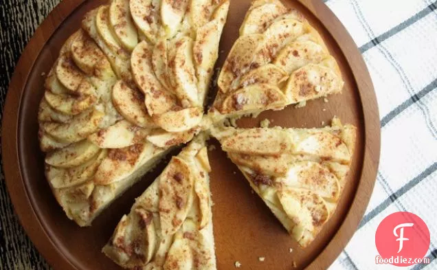 Easy Apple Cinnamon Cake