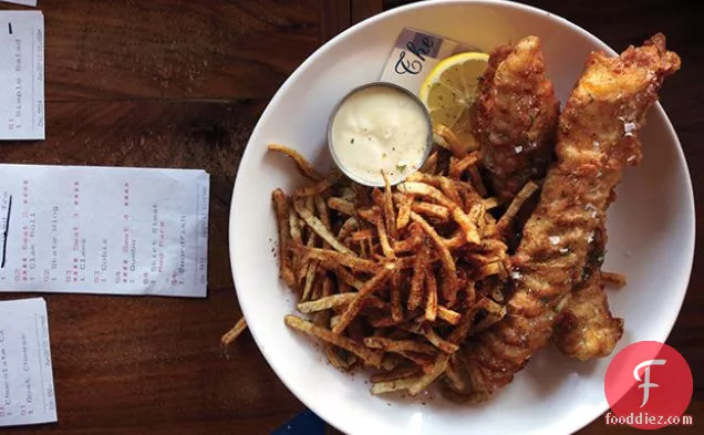 माल्ट सिरका मेयोनेज़ के साथ मछली और चिप्स