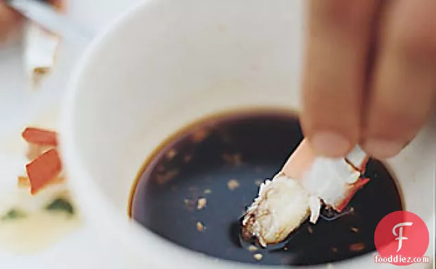 काले अदरक की सूई की चटनी के साथ उबले हुए नीले केकड़े