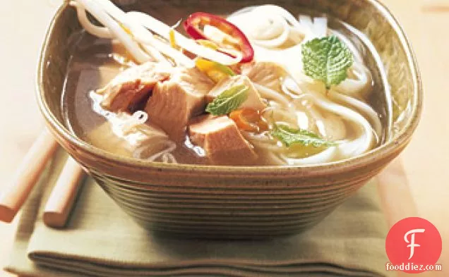 एशियाई टर्की-अदरक और बवासीर के साथ नूडल सूप