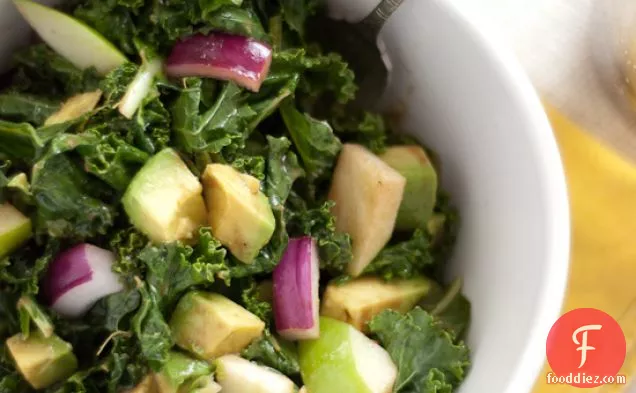 कच्चे काले, सेब और एवोकैडो सलाद