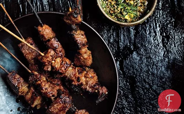 स्कैलियन डिपिंग सॉस के साथ स्टेक स्केवर्स