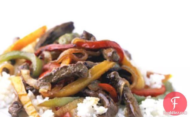 प्याज के साथ मिश्रित काली मिर्च स्टेक