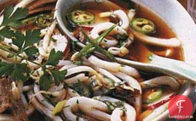 मसालेदार वियतनामी बीफ और नूडल सूप