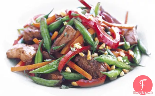 हरी बीन्स और मूंगफली के साथ पोर्क हलचल-तलना