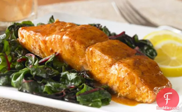 मिर्च लहसुन सामन (हल्का मक्खन नुस्खा)