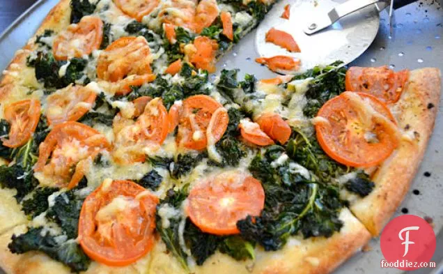 काले, स्विस और टमाटर पिज्जा