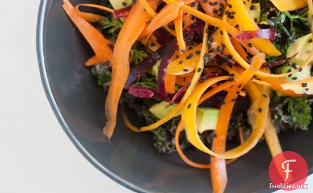 मलाईदार ताहिनी ड्रेसिंग के साथ कच्चे काले सलाद