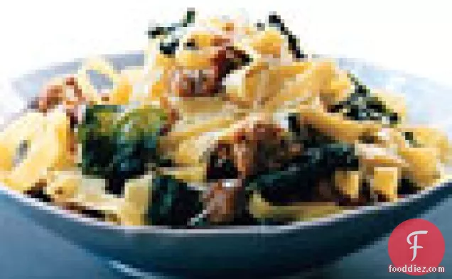 सॉसेज और केल के साथ फेटुकाइन