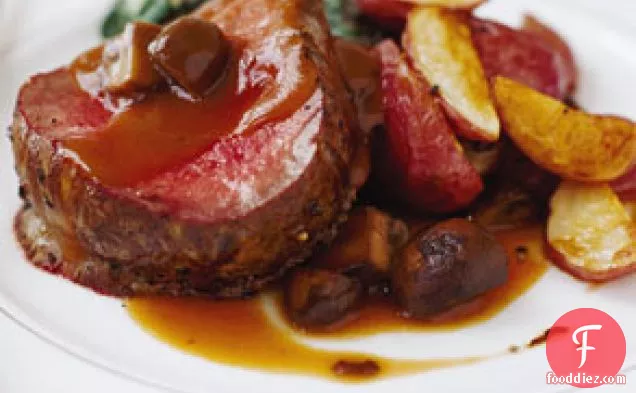 मशरूम और एस्पैग्नोल सॉस के साथ बीफ टेंडरलॉइन