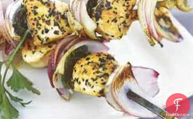 ग्रीक सलाद के साथ ग्रिल्ड चिकन, लाल प्याज और पुदीना कबाब