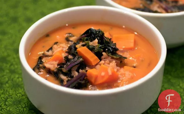 चावल और बैंगनी काले के साथ लाल करी सूप