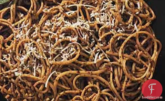 धूप में सुखाए हुए टमाटर पेस्टो के साथ लिंगुइन