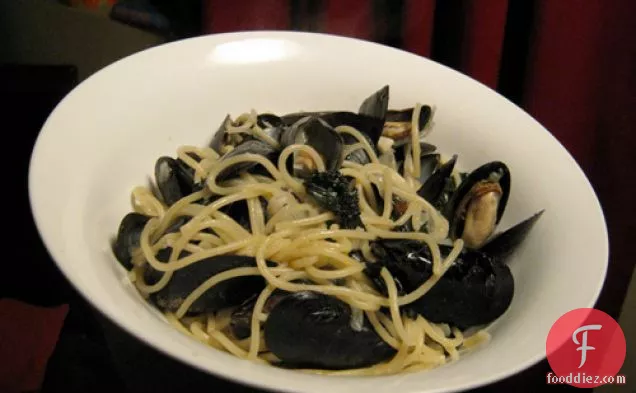 Dinner Tonight: Linguine with Mussels and Kale