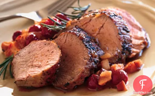 ताजा और सूखे फल के साथ पोर्क टेंडरलॉइन भूनें