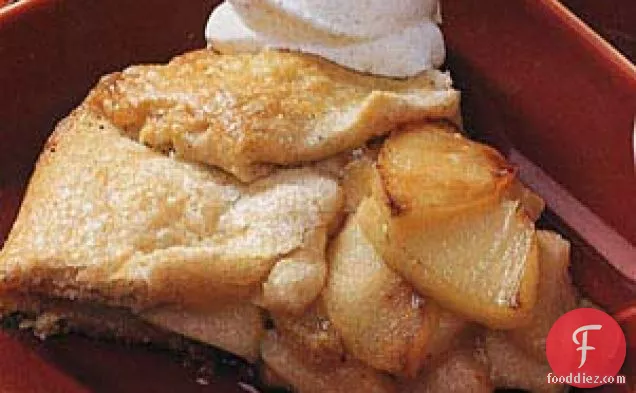 पांच-मसाला व्हीप्ड क्रीम के साथ नाशपाती और सेब क्रोस्टाटा