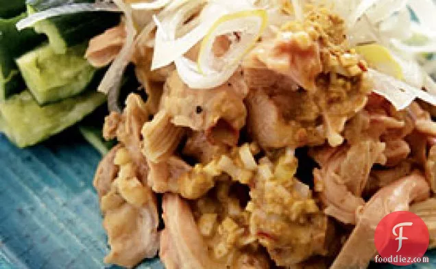 तिल की चटनी के साथ स्टीम्ड चिकन सलाद