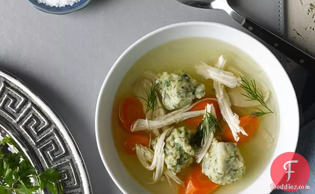 मात्ज़ोह गेंदों के साथ स्प्रिंग चिकन सूप