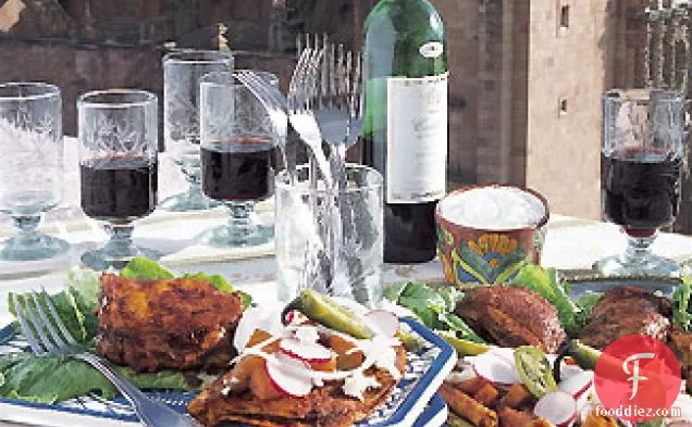 एंको-गुआजिलो चिली सॉस के साथ चिकन, आलू और गाजर एनचिलाडस