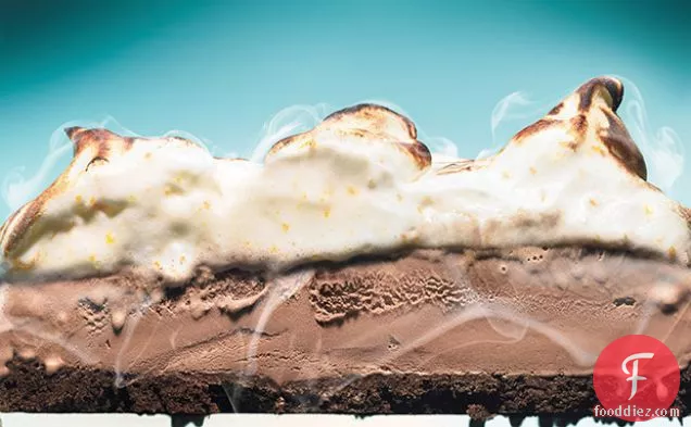 ऑरेंज मेरिंग्यू के साथ मैक्सिकन चॉकलेट आइसक्रीम केक