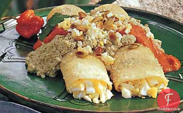 कद्दू-बीज और टमाटर-हबानेरो सॉस के साथ अंडा टैकोस