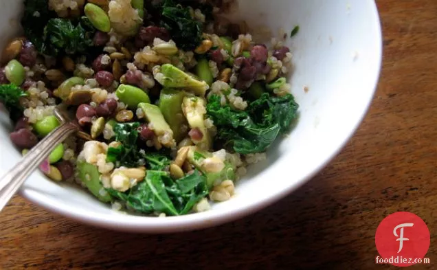 एडज़ुकी बीन्स और एवोकैडो के साथ क्विनोआ