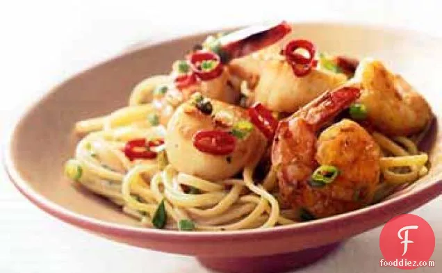 थाई हरी करी सॉस में झींगा और स्कैलप्स के साथ लिंगुइन