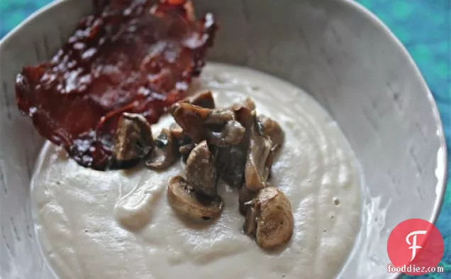 जंगली मशरूम और हैम क्रिस्प्स के साथ स्मोकी फूलगोभी का सूप