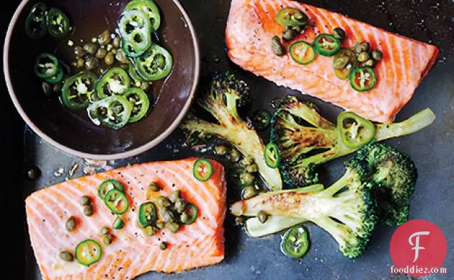 चिली-केपर विनैग्रेट के साथ रोस्ट सैल्मन और ब्रोकोली