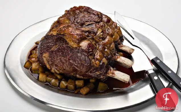 नाशपाती-ब्रांडी ग्लेज़ रेसिपी के साथ स्टैंडिंग रिब रोस्ट