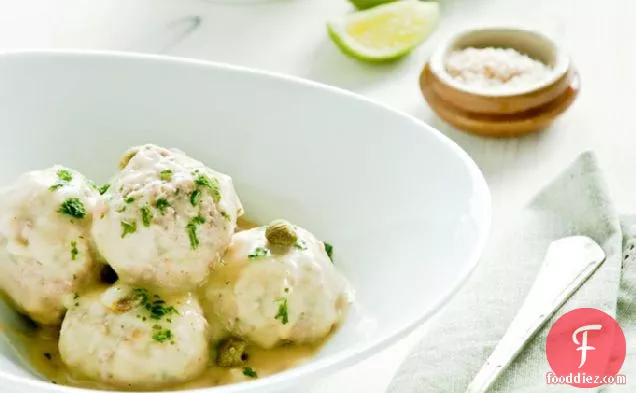 कोनिग्सबर्गर क्लोप्स-एक मलाईदार शरारत सॉस में जर्मन मीटबॉल