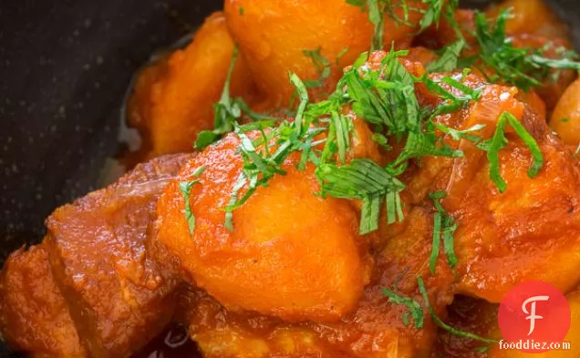 पोर्क पेट और संरक्षित नींबू स्टू