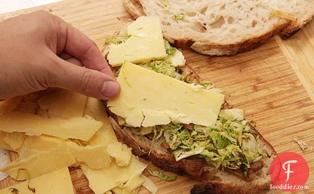 ब्रसेल्स स्प्राउट्स ग्रील्ड पनीर सैंडविच