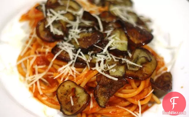 Spaghetti With Tomato Sauce and Pan-Fried Eggplant