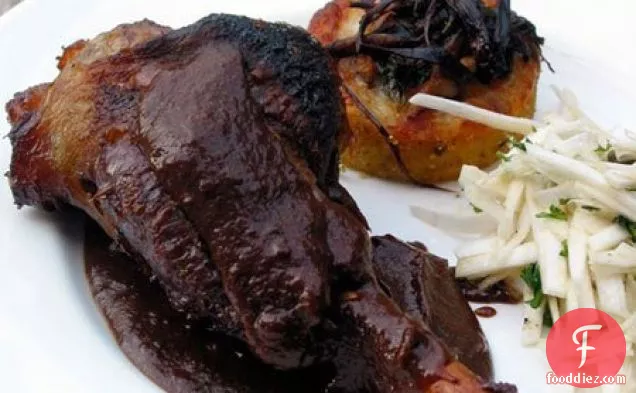 प्रून, शलोट और ब्रांडी रिडक्शन के साथ ब्रेज़्ड बकरी शैंक्स