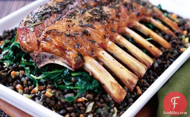 अखरोट के बेलुगा दाल और सौतेले लहसुन के साथ मेमने का मिनी रैक