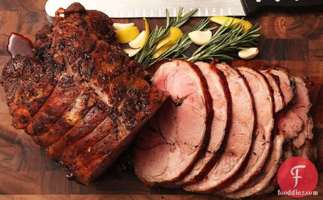 लहसुन, मेंहदी और नींबू के साथ मेमने का धीमा भुना हुआ बोनलेस पैर