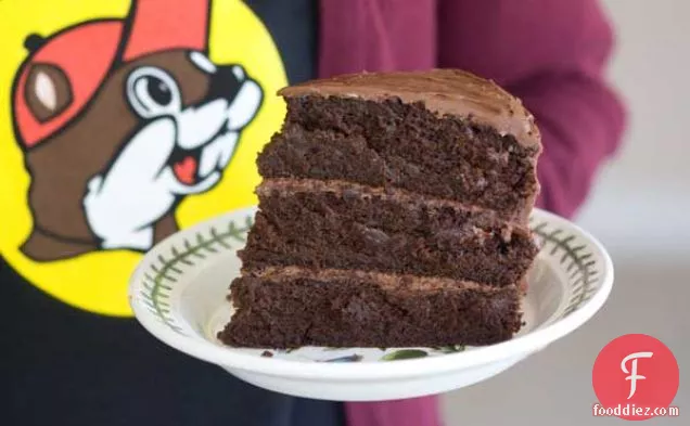 फ्रॉस्टिंग के साथ तीन परत चॉकलेट केक