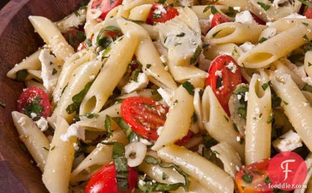 बेबी आर्टिचोक के साथ कोल्ड पास्ता सलाद (पिनिनोस किन इस्कारज़ोफा)